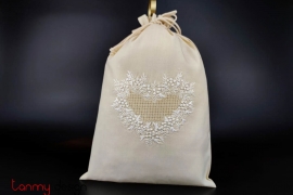  Laundry bag with heart-shaped flower embroidery